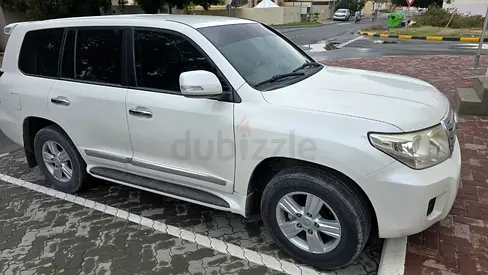 لاندكروزر قير عادي – نادر، سيارة لهواة الجمع (آخر موديل قير عادي)