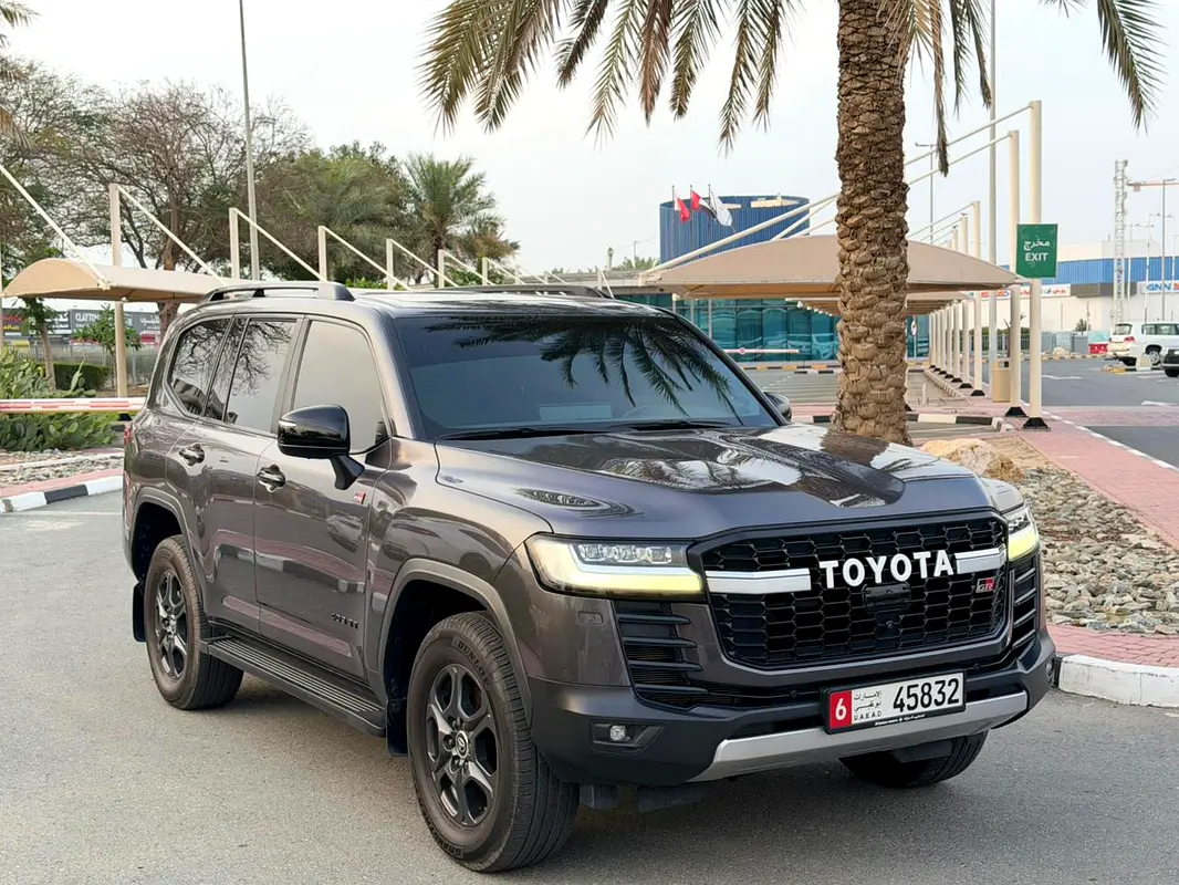 Toyota Land Cruiser 2023 — photo 1 of 15