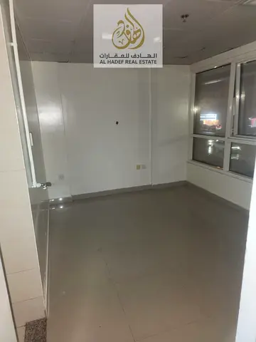 استوديو واسع للإيجار في مويلح بالشارقة بمساحة كبيرة وموقع مميز قريب من جميع الخدمات مع تسهيلات في الدفع حتى 5 دفعات وتأمين شيك لا يُصرف بسعر مناسب
