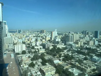 أبراج الكورنيش، عجمان   غرفة وصالة واسعة جدًا  🛁 غرفة ماستر مع حمام خاص  🚿 عدد 2 حمام  🌊 بلكونة بإطلالة بحرية رائعة  .موقف سيارة خاص 🅿️