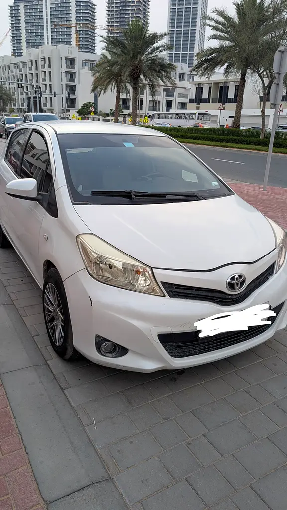 Toyota Yaris 2012 — photo 1 of 7