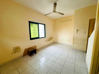استوديو / مطبخ  منفصل /مساحة مناسبة للسكن المريح/ تهوية جيدة وإضاءة طبيعية/حمام بتشطيب جيد/صيانة دورية