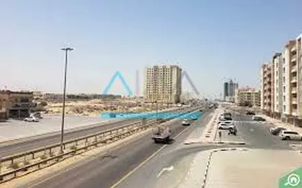 BIG PLOT ON MAIN ROAD PRICE IS NEGOTIABLE FOR GOOD DISCOUNT CONTACT ME