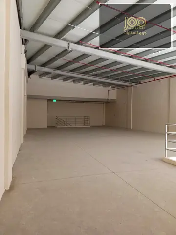 مستودع بالجرف الصناعية بمساحة 4400 قدم (أرضي 2000 + ميزانين 2400)، كهرباء 25KW، تصميم عملي، موقع حيوي وسهل الوصول، مناسب للتخزين والتجارة.