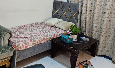 Strong Single upholstered bed with tufted headboard — used, good condition
