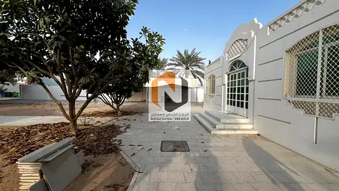 فيلا للبيع في النوف مجددة بالكامل  تفاصيل العقار: • مساحة الأرض: 16,000 قدم مربع • 3 غرف نوم ماستر • صالة واسعة • مجلس • ملحق خارجي • غرفة عاملة • تكي