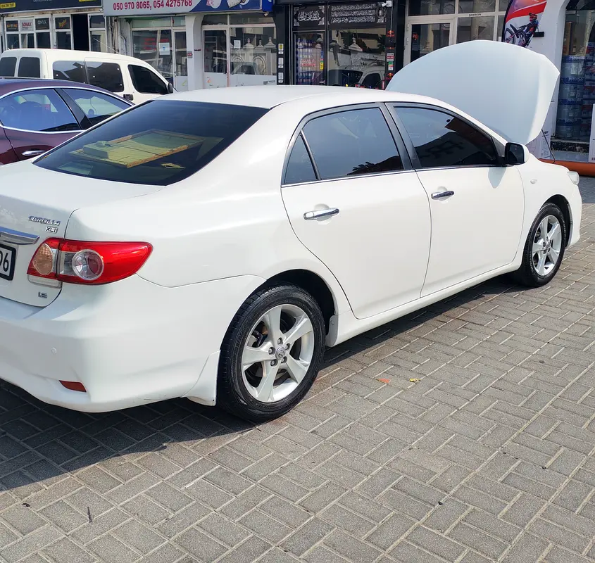 Toyota Corolla 2013 — photo 1 of 12