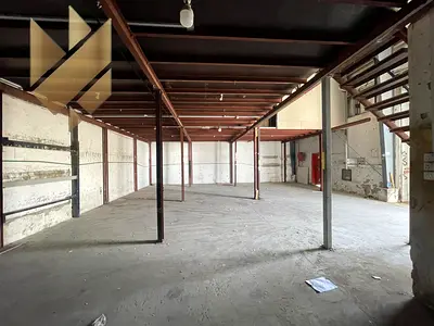 مستودع للايجار || الصناعيه 18 ||علي شارع رئيسي