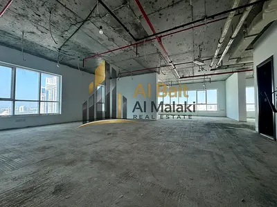 مكتب للبيع في موقع مميز في المجاز 2 بإطلالة بحرية خلابة تضيف قيمة عالية لبيئة العمل. مساحة واسعة تبلغ 1,938.53 قدم مربع بتقسيم عملي يناسب الشركات والمكاتب الإدارية. تكييف مركزي مجاني على المالك، مع ثل