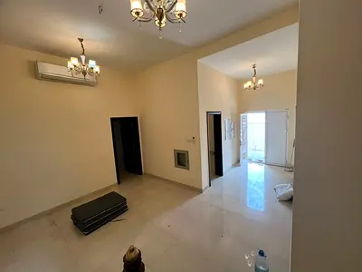 فيلا طابقين للإيجار في الغافيه الشارقة على شارع رئيسي  الطابق الأرضي  مجلس مع مغاسل وحمام وغرفة نوم ماستر ومطبخ وغرفه غسيل وصاله الطابق الثاني أربع غر