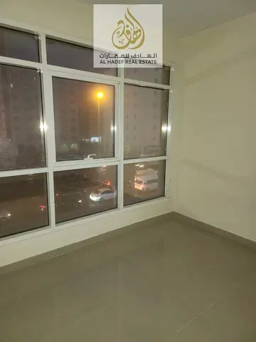 شقة غرفة وصالة للإيجار في الشارقة مويلح مع بلكونة داخل بناية عائلية وموقع مميز قريب من الجامعات والخدمات
