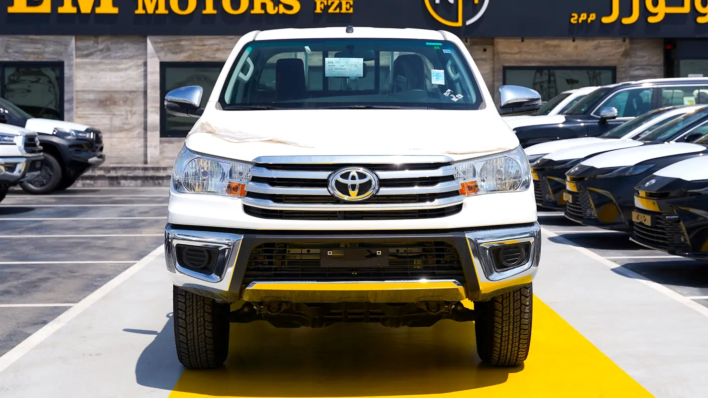 Toyota Hilux 2026 — photo 1 of 17
