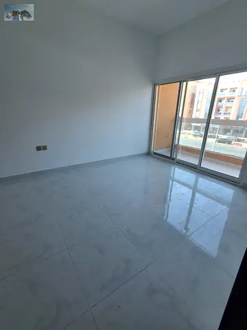 شقة غرفتين ماستر وصالة في المويهات 3 قريب من مدرسة الشويفات وأكاديمية عجمان، حمام خارجي وبلكونة، موقع مميز