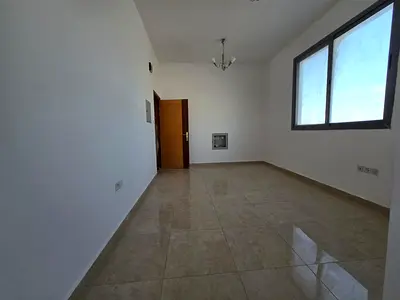 استوديو ثاني ساكن بمساحة مريحة وتصميم عملي مع مطبخ منفصل يوفر خصوصية وتنظيم أفضل للمساحة موقع مميز خلف البيت المتوحد