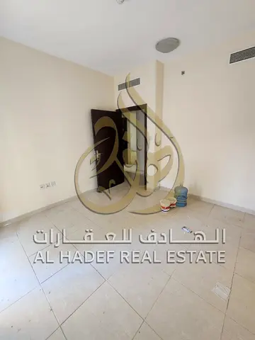 متاح للإيجار شقة مميزة في منطقة القاسمية – المحطة بالشارقة، تتميز بموقع مركزي وقريب من جميع الخدمات الأساسية مثل المطاعم، السوبر ماركت، المدارس ووسائل