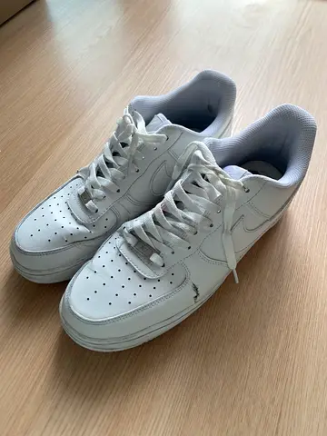 White leather sneakers, pre-owned, good condition
