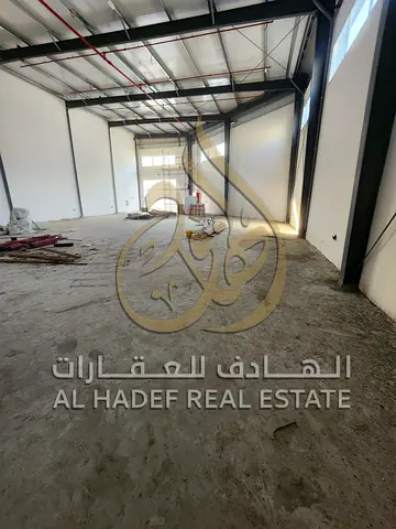 متاح للإيجار مستودع في منطقة شبرا – الصجعة بالشارقة بمساحة واسعة تبلغ 2,700 قدم مربع، مثالي للأعمال التجارية أو التخزين الصناعي والخدمات اللوجستية. يت