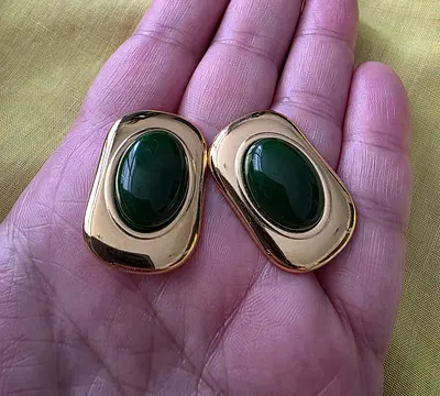 Pair of vintage gold-tone earrings with green cabochon (clip-on) Gold plated