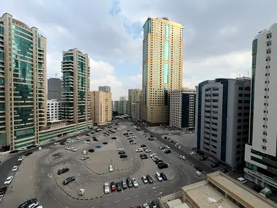 تكييف مجاني مع شهر ومسبح مجاني موقع مميز وحيوي قريب من كل الخدمات مثل المقاهي والمتاجر وقريب من مخرج دبي