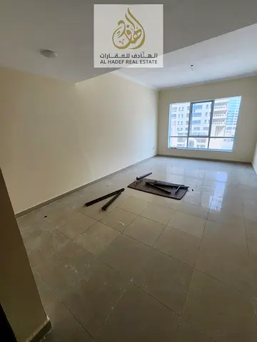 شقة غرفتين وصالة للإيجار في الخان بالشارقة مع بلكونة واستور و2 حمام وباركن مجاني بموقع مميز وتسهيلات دفع حتى 4 دفعات