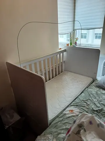 Baby crib with mattress - good condition