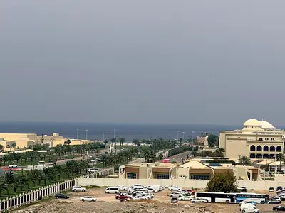 شقة غرفتين وصالة في المجرة بإطلالة مفتوحة، الإيجار 36,000 درهم سنويًا بدون تأمين ودفعات سهلة، موقع قريب من الخدمات.