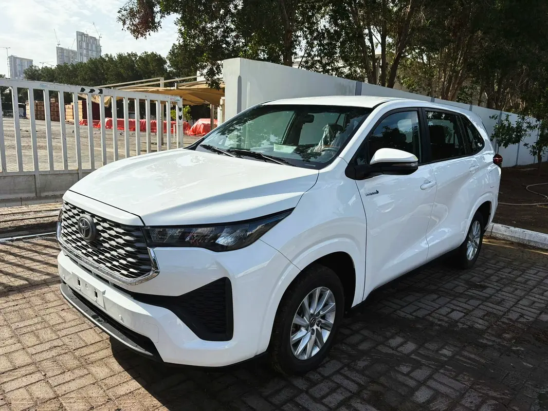 Toyota Innova 2024 — photo 1 of 14