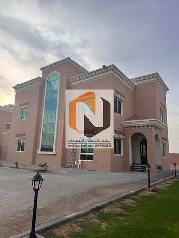 فيلا للبيع في الشارقة – منطقة الجرينة  تفاصيل العقار: • مساحة الأرض: 19,000 قدم مربع • 4 غرف نوم ماستر • مجلس • مطبخ كبير • ملحق خارجي به غرفتين ماستر