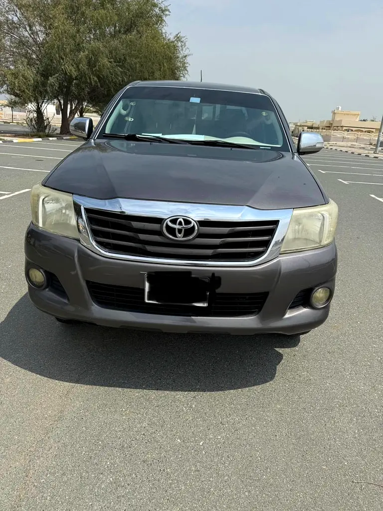 Toyota Hilux 2015 — photo 1 of 6