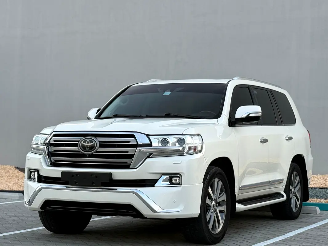 Toyota Land Cruiser 2018 — photo 1 of 16