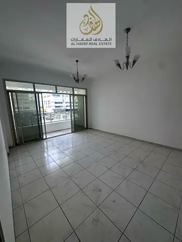 شقة غرفتين وصالة للإيجار في الشارقة أبو شغارة داخل بناية عائلية مع صيانة على المالك وموقع مميز قريب من الخدمات