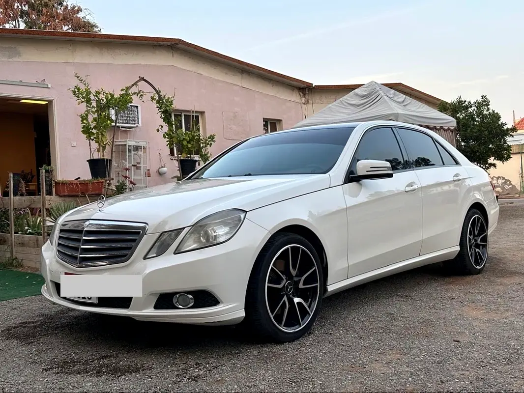Mercedes-Benz E-Class 2010 — photo 1 of 1
