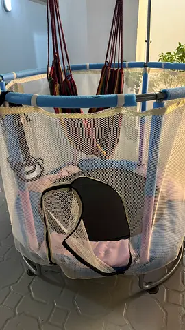 Trampoline - Round mesh baby playpen with hanging fabric seats