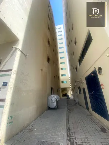 للبيع في الشارقه   منطقه القاسميه ( المحطه )   بنايه سكني تجاري مساحه ٣٤٥٠ قدم موقع مميز جدا علي شارع جار