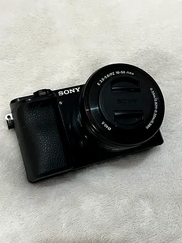 Sony A6000 + kit lens, 2 batteries with charger