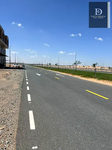 للبيع فى الشارقه   منطقه مزيرعه   قطعه ارض تجاريه / مساحه 9677قدم   موقع مميز جدا جدا / الأرض زاويه على ثلاث شوارع 24 متر