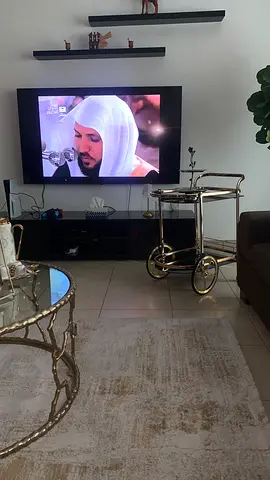 طاولة تلفاز بحالة جيده جدا للبيع