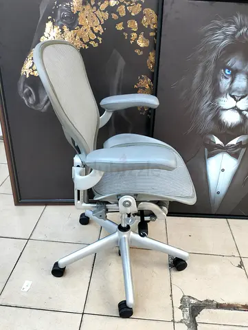 For selling Herman Miller Areon classic chair size B size and C available