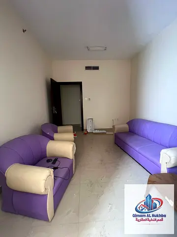 غرفتين وصاله  بمساحه  ممتازه _ تكييف مركزى _ غاز مركزى _ متوفر باركينج _ بجوار المسجد _ سهل الوصول الى مخرج دبي