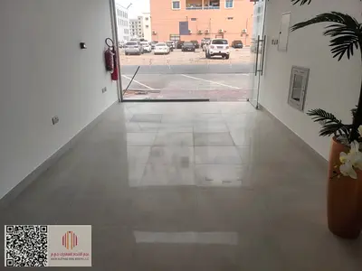 محل تجاري متاح للإيجار السنوي في منطقة الجرف الصناعية 3 – عجمان، يتمتع بموقع استراتيجي في منطقة حيوية تشهد نشاطًا تجاريًا وصناعيًا متزايدًا، مما يجعله