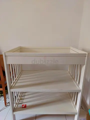 White changing table with two shelves (used)