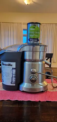 Breville juice extractor (centrifugal juicer) — used, works perfect