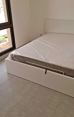 IKEA hydraulic queen‑size bed (160 × 200 cm) with  IKEA mattress ✨