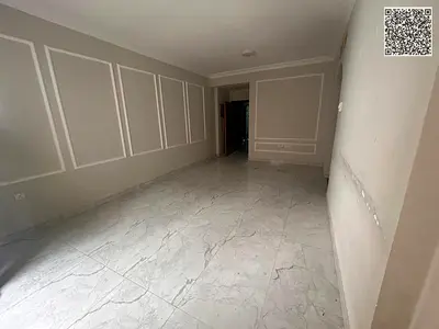 شقة واسعة بتصميم أنيق تضم غرفتي نوم وصالة رحبة ومطبخ عملي مع حمامين وبلكون كبير يوفر راحة مثالية