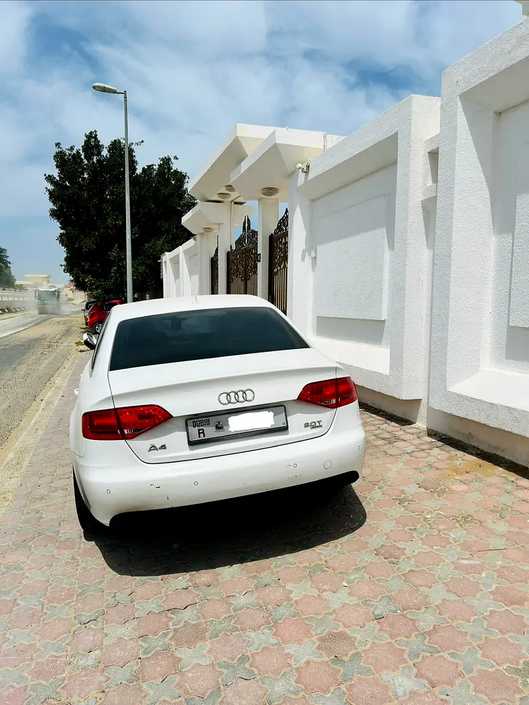Audi A4 2011 — photo 1 of 15