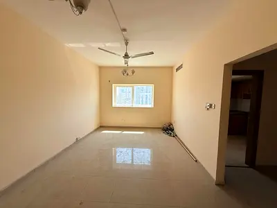 غرفة ماستر/ بدون تامين/ موقع مميز/ مساحه واسعه / قريبة من شارع الوحدة والخدمات .