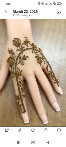 Henna artist