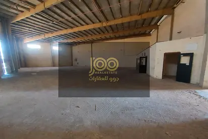 مستودع عالي الكهرباء مع ميزانين كبير للإيجار في أم القيوين | 9,200 قدم | كهرباء 100 كيلو واط | على شارعين رئيسيين