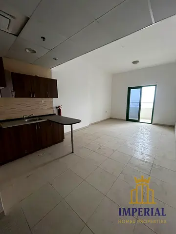استديو مع بلكونه ومطبخ مفتوح وتكييف مركزي مع الباركينج ععلي شارع محمد بن زايد