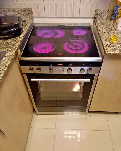 Siemens  brand 4 burner electric cooker 60cm like new condition perfect working more details contact